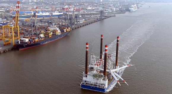 Rotorsterntransport auf der Weser mit dem Installationsschiff „Victoria Matthias“