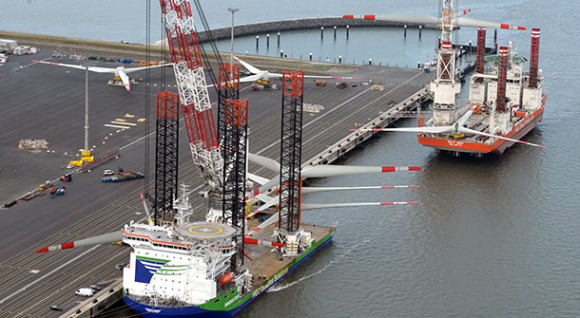 Rotor star transport with the installation ships “Innovation” and “Bold Tern” in Wilhelmshaven, Global Tech 1 offshore wind farm 
