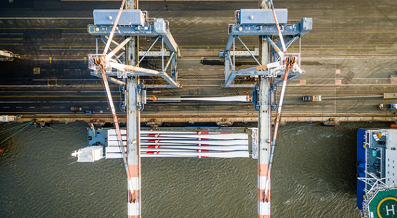 Unloading of onshore rotor blades in tandem lift mode