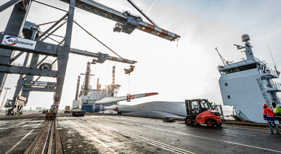 Unloading of onshore rotor blades in tandem lift mode