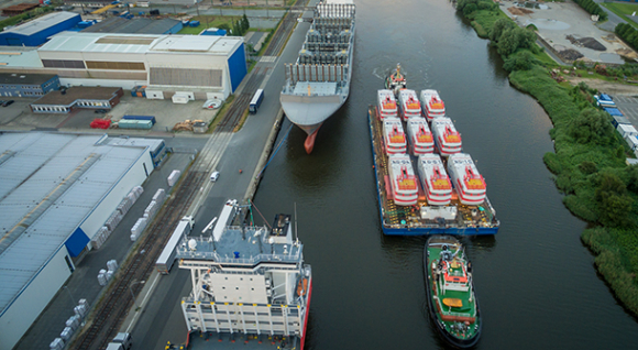 Verschiffung von Maschinenhäusern im Labradorhafen (Bremerhaven), Offshore-Windpark Nordergründe