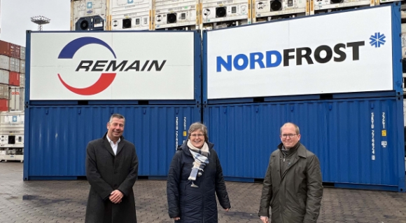 Delighted with the launch of collaboration (from left to right): Kai Warnken, Managing Director of REMAIN GmbH Container-Depot and Repair, NORDFROST Managing Director Britta Bartels, and Philipp Brandstrup, Branch Manager NORDFROST Seaport Terminal in the container port of Wilhelmshaven. (authors: NORDFROST/REMAIN)